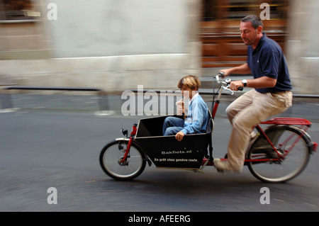 L'homme et jeune garçon sur un Cargobike à Genève, Suisse Banque D'Images