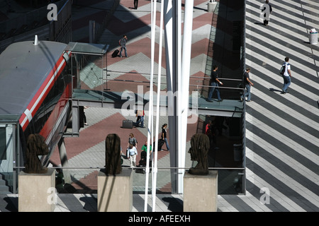 Billet d'Illustration : les voyageurs avec bagages à l'aéroport de Munich, mit les voyageurs dans Gepaeck Banque D'Images