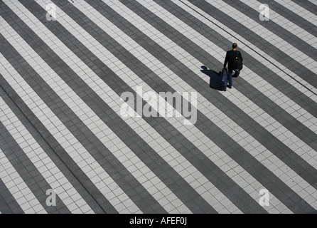 Businessman with suitcase au départ à l'aéroport Franz Josef Strauss Muenchen Muenchen am 04 09 2007 Banque D'Images