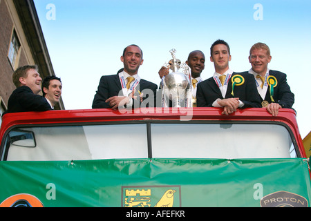 L'équipe de Football de Norwich City sur City Bus Top Tour avec trophée du championnat, Avril 2004 Banque D'Images