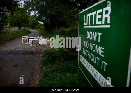 Fly-tipping : un conseil d'appel pour la litière pour être emmenés à la maison blanche avec des marchandises sous-évaluées en arrière-plan. Photo par Jim Holden. Banque D'Images