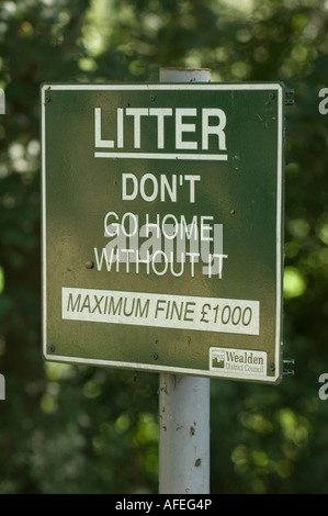 Fly-tipping : un conseil d'appel pour la litière pour être emmenés à la maison. Photo par Jim Holden. Banque D'Images