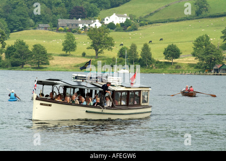 Lancement de l'électricité solaire sur l'eau de Coniston. Le nord de l'Angleterre Cumbria Lake District UK Banque D'Images