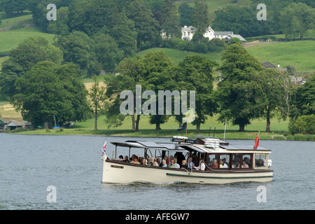 Lancement de l'électricité solaire sur l'eau de Coniston. Le nord de l'Angleterre Cumbria Lake District UK Banque D'Images