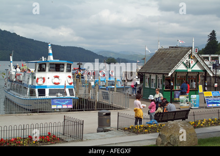 Bowness on Windermere Lake dans le nord de l'Angleterre au Royaume-Uni. Le bureau de vente des billets pour des excursions en bateau Banque D'Images