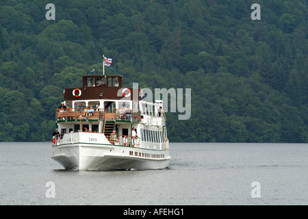 Le Steamer cygne sur le lac Windermere dans le Lake District du nord de l'Angleterre Cumbria UK Banque D'Images