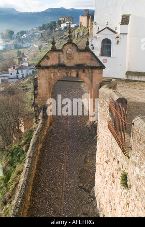 Arc de Philippe V, pont romain et promenade à Ronda Espagne Banque D'Images