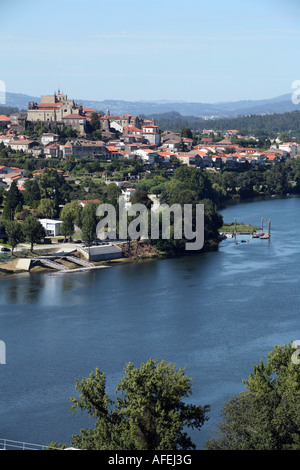 La ville espagnole de Tui vue de l'autre côté de la rivière Minha depuis Valentica do Minho au Portugal Banque D'Images