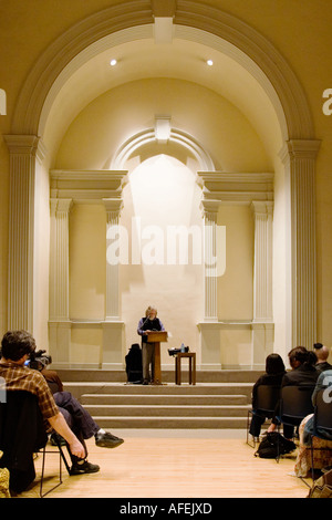 Le poète américain Charles Plymell à lecture de poésie du Saint St Marks Church deuxième 2e Avenue New York City NYC Banque D'Images