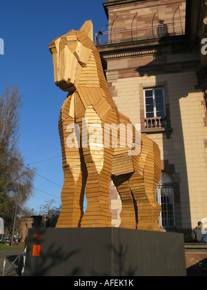 Cheval de Troie en bois de Philippe Miesch, devant l'Opéra, Strasbourg, Alsace, France, Europe Banque D'Images