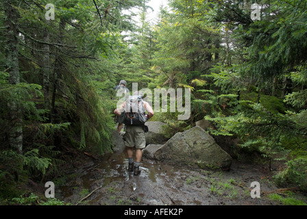 Sentier des Appalaches..Les randonneurs vers le sud sur la piste de Crête Kinsman dans les Montagnes Blanches du New Hampshire USA Banque D'Images