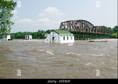 L'inondation sur la rivière Mohawk endommager lock Canal Érié 15 Juin 2006 Fort Plain New York Banque D'Images