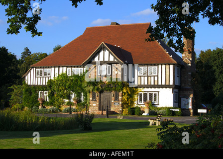 Maison et jardin, grande maison de campagne, Sunningdale, Berkshire, Angleterre, Royaume-Uni Banque D'Images