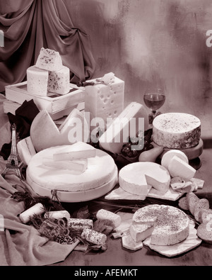 Les fromages français dans le groupe photographie sépia sur fond marbré aux teintes chaleureuses. format vertical, studio d'examen. Image classique. Banque D'Images