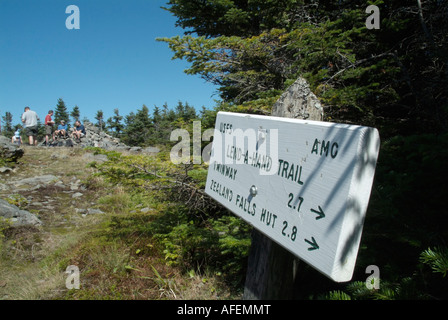 Les randonneurs se détendre sur le sommet du mont Hale situé dans les Montagnes Blanches du New Hampshire USA Banque D'Images