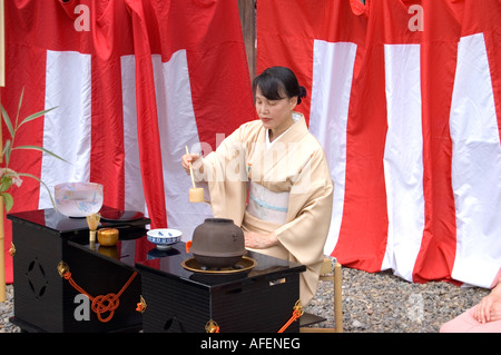 Femme japonais prépare un plateau au cours de la cérémonie du thé dans le Shinto Shrine Banque D'Images