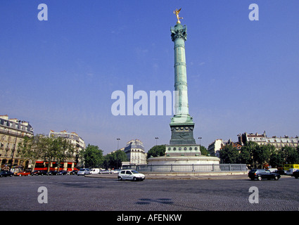 La colonne de juillet monument s'élève maintenant à la place de la Bastille à l'emplacement de la première prison de la Bastille, Paris, France. Banque D'Images