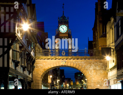 L'Eastgate Clock sur les remparts de la ville romaine de Chester Cheshire England UK Nuit Banque D'Images