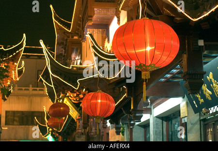 Lanterne Rouge chinois brillants dans la nuit, photo prise près de jardin Yuyuan, à Shanghai, Chine Banque D'Images