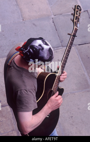 Musicien de rue avec Bob Marley visage imprimé sur bandana tête à jouer de la guitare, Chester, Cheshire, Angleterre Banque D'Images