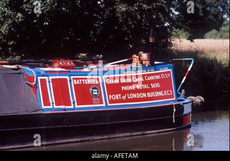 Travail traditionnel peint de couleurs vives, 15-04 (Grand Union Canal transportant du CO) avec timon à rayures et canalware, Staffordshire Banque D'Images