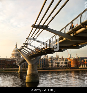 Traverser le pont du millénaire, loin de St Pauls Londres modèle ne libération comme vue arrière, flou, la distance ne signifie aucun personnes reconnaissables Banque D'Images