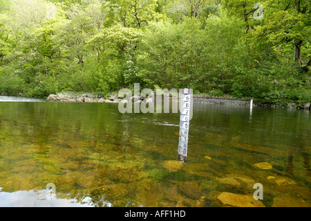 Marqueur d'inondation de la rivière Banque D'Images