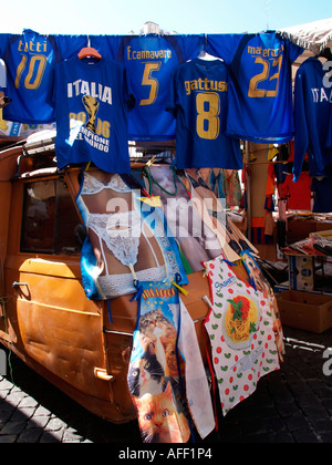 L'équipe nationale de football italienne replica shirts on sale in market Banque D'Images