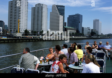 Les touristes à bord d'un bateau-mouche sur la rivière Nieuwe Maas à Rotterdam, Hollande. Banque D'Images