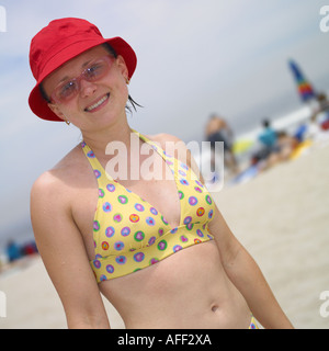 Jeune femme en maillot jaune smiling Banque D'Images