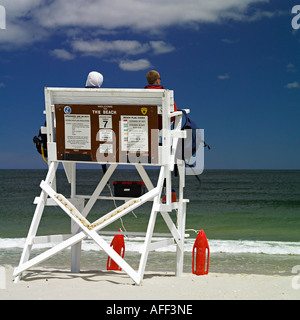 Les maîtres nageurs sont observation de l'océan plage dans sunshine day Banque D'Images