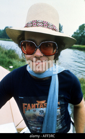 ELTON JOHN à Hollande lors de son capitaine Tour fantastique de 1975 Banque D'Images