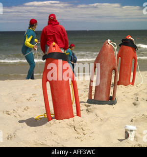 Venir au secours de sauveteurs sur la plage de l'océan (équipe de formation de sauveteurs à la plage) Banque D'Images