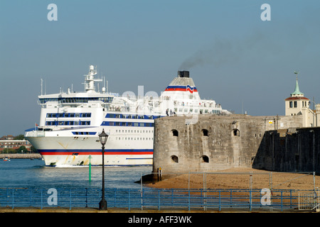 Normandie navire roro transmanche Brittany Ferries au départ de Portsmouth Harbour ferry England UK Banque D'Images