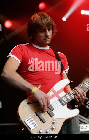 Le groupe de rock s'effectuer. Sur la photo : bassiste Steve FIRTH Banque D'Images