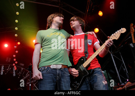 Le groupe de rock s'effectuer. Photo : le chanteur Danny Mcnamara (à gauche) avec frère Richard Mcnamara (à droite) Banque D'Images