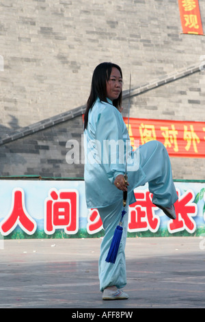 Matin de tai chi à l'épée dans la ville de Yinchuan Ningxia Chine Août 2007 Banque D'Images