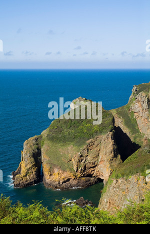 dh Ile Agois ST MARY JERSEY site archéologique préhistorique de l'âge de fer îlot de mer côte nord falaise de l'île Banque D'Images