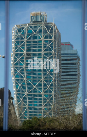 Réflexions de Torre Mapfre et l'hôtel Arts en bardage de siège de la société nationale de gaz Gaz Catalan Tour Barcelone Espagne Banque D'Images