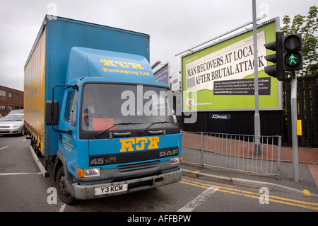 En attente d'un camion à un passage pour piétons AVEC UN PANNEAU AVEC UN MESSAGE CRYPTIQUE DE LA BIBLE RELIGOUS À BURY UK Banque D'Images