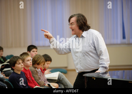 Le Prof cantor Georg Christoph Biller lors d'une répétition à l'Alumnat avec le Thomanerchor Banque D'Images