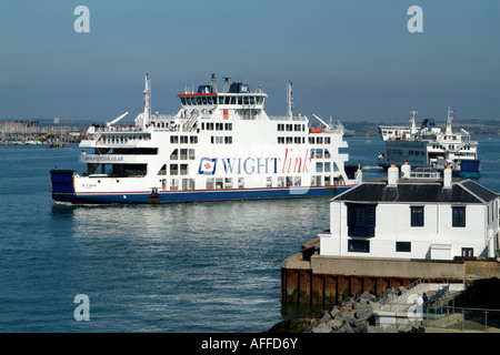 Ferries Roro St Clare et St Faith sur le Sud de l'Angleterre Wightlink Portsmouth Harbour Banque D'Images