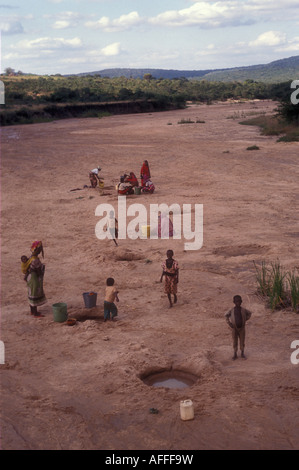 Les gens vont chercher de l'eau à partir d'un lit de rivière à sec dans le district de Kondoa en Tanzanie. Banque D'Images