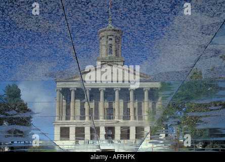 Elk217 1186 Nashville Tennessee Tennessee State Capitol 1845 1859 réflexion dans la chaussée mouillée Banque D'Images