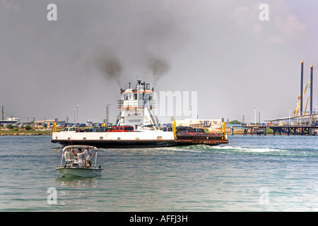 Bateau dans le canal avec bateau de pêche. Port Aransas sur Mustang Island sur le golfe du Mexique au Texas du sud Banque D'Images