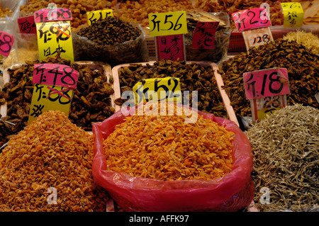 Décrochage du marché typique de fruits de mer séchés vente aux résidents locaux dans Sheung Wan Banque D'Images