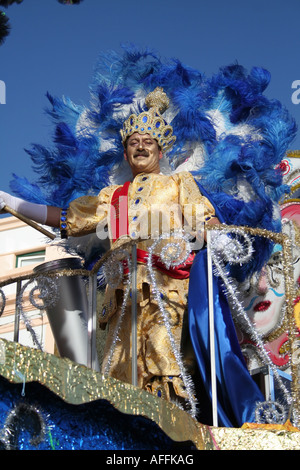 "Rei Momo" (Roi Momo) debout dans une voiture de parade, au cours de l'anodonte carnaval brésilien. Sesimbra, Portugal. Banque D'Images