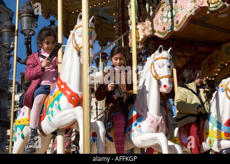 Les jeunes enfants sur un carrousel à l'Hôtel de Ville paris France Printemps 2007 Banque D'Images