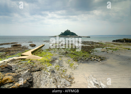 St Michael s mont vu de Marazion, Gwenla Rock Chapelle et deux des trois points de lancement pour le ferry cast médiévale Banque D'Images