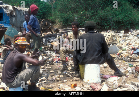 Les garçons de la rue inhaler de la colle à korogocho slum, Nairobi, Kenya. Banque D'Images